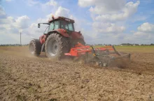 Kultywator serii Epsom może wykonać zarówno płytką uprawę, jak i głębokie spulchnianie i mieszanie gleby, nawet przy dużej ilości resztek pożniwnych.