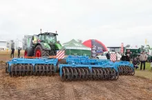 Pokazy polowe kultywatora MakTiller od frimy Agrokaliny na pokazach polowych Żniwa i siew 2024
