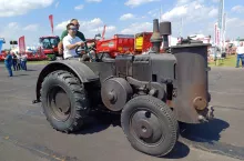 Gazogenerator umieszczono z przodu ciągnika. Widoczna chłodnica gazu, fot. Adam Ładowski