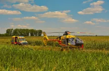 Karetka dowiozła poszkodowanego rolnika w miejsce, gdzie wylądował LPR.