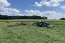 Ciągnik AgXeed, przetrząsacz Claasa i dron. Jak wygląda autonomiczny zbiór zielonki?