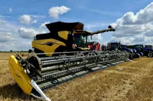 Nowy kombajn New Holland CR 11 już kosi w Polsce. Heder ma aż 15 metrów! [FOTO, WIDEO]