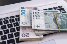 Jak liczony jest przychód z umowy o pracę do przychodów gospodarstwa w Premii dla młodego rolnika?