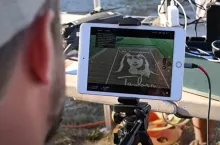 Znana piosenkarka na ściernisku. Jak rolnik to zrobił? [WIDEO]