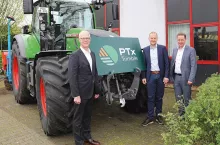 Stoją od lewej: Seth Crawford - Wiceprezes i Dyrektor Generalny Precision AG & Digital), Robert Fraune (dyrektor zarządzający PTx Trimble GmbH i Ulrich Berger (burmistrz Salzkotten) podczas inauguracji spółki joint venture PTx Trimble w Salzkotten w kwietniu 2024 roku.