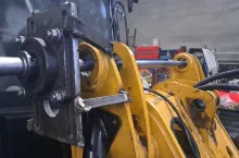 Najwięcej czasu podczas tulejowania wypracowanych otworów pod sworznie w ramieniu ładowarki pochłaniają prace przygotowawcze związane z poprawnym osiowaniem urządzeń wykorzystywanych podczas naprawy.