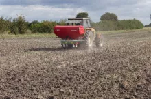 Ciągnik rolniczy z rozsiewaczem nawozów