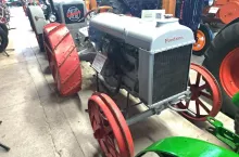 Ciągnik Rumely Oil Pull X 25-40, producentem była firma Advance-Rumely Tresher Company z miejscowości La Porte w Stanie Indiana. Model pochodzi z roku 1929 i choć napędza go potężny 9,9-litrowy silnik dwucylindrowy czterosuwowy o mocy 25-40 KM (zależnie od paliwa), to po masywnej ramie widać doskonale, że firma Rumley wcześniej zajmowała się produkcją ciągników parowych, fot. G. Szularz