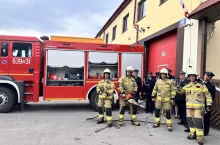 Przygotowania do bramy weselnej podczas ślubu jednego z druhów