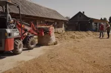 Andrzej z Rolnicy Podlasie zamiata podwórko belą słomy. ”Plutycki mop zmiecie wszystko” [WIDEO]