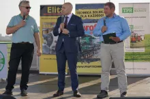 Święto Kukurydzy miało uroczyste otwarcie. Na scenie od lewej: Paweł Kuroczycki – redaktor naczelny „Tygodnika Poradnika Rolniczego”, dr hab. Marcin Gołębiewski – prof. SGGW, prorektor ds. rozwoju oraz Artur Jakubek – redaktor naczelny Profi