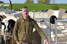 Pierwsze budki przyjechały do gospodarstwa na początku lutego, gdy leżał śnieg i na zewnątrz były 4°C mrozu.