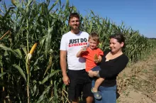 Państwo Wilkoszowie na plantacji kukurydzy ziarnowej