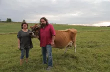 Pomysł na biznes w małym gospodarstwie – Gosia i Piotr Kaniowie w Dębniku pod Krakowem z mleka jerseyów produkują sery i inne wyroby.