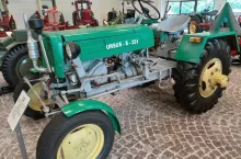 Koło magazynujące energię jednocylindrowego silnika i nowoczesny napęd paskowy, fot. Adam Ładowski