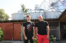 Jak przekonuje rolnik, nic nie traci na takim sposobie prowadzenia produkcjim - tucz w okresie letnim i tak z reguły jest po kosztach. Latem w czasie upałów świnie gorzej rosną, jest więcej upadków. Kupowane warchlaki są zwykle drogie, a cena tucznika w tym czasie w ostatnich latach spada. Produkuje się więc właściwie tylko dla samego produkowania.