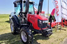 Może jeszcze nie widać i nie czuć jakości znanej z maszyn konkurencji, ale kto 5 lat temu mógłby pomyśleć, że tak będzie wyglądał dżojstik w chińskim ciągniku? Fot. G. Szularz