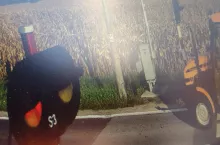 Kierowca traktora uniknął zderzenia z pociągiem, ale wysokiego mandatu już nie.