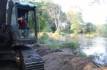 Adam Kowalik pożyczył koparkę i ratował wieś przed zalaniem. Tym razem się udało