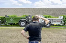 Rozrzutniki obornika Fliegl ADS 120 i Fliegl KDS 140 - zgarnianie materiału vs zsuwanie.