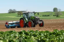 Nowy Fendt e100 Vario - kompaktowy i elektryczny ciągnik o mocy 90 KM [FOTO]