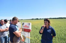 Monika Jasek, doradca terenowy z RAGT Nasiona podczas czerwcowego Dnia Pola Top Farmera