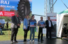 Ewa Ułanowicz i Grzegorz Michalak odbierają vouchery z rąk Agnieszki Wierzbickiej i Jacka Górskiego, przedstawicieli firmy Kabat. W ceremonii wręczenia nagród podczas drugiego dnia targów Agro show w Bednarach wziął udział również Paweł Kuroczycki, redaktor naczelny „Tygodnika Poradnika Rolniczego”