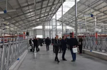 Zwiedzanie obory było jednym z głównych punktów jej otwarcia