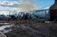 Strażacy gaszą stodołę w Czyśćcu.