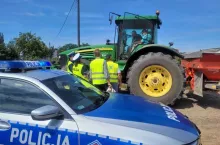 Policja kontroluje kierowcę ciągnika.
