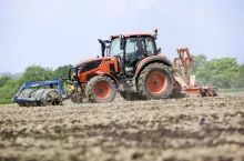 Ciągnik Kioti HX jest odpowiedni do pracy w polu, jeśli narzędzia nie są zbyt ciężkie i nie przeszkadza hałas w kabinie. Fot. Lütke Hockenbeck, Wilmer 