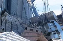 W wyniku zdarzenie jeden silos się zawalił, a dwa kolejne zostały uszkodzone.