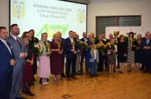 Pamiątkowe zdjęcie wszystkich 10 laureatów w kategoriach Rolnik i Firma z dyrekcją i doradcami WMODR w Olsztynie