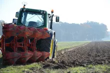 Ciągnik z pługiem podczas głębokie orki
