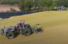 Monstrualne ładowarki kołowe z wojska w silosie kukurydzy [WIDEO]