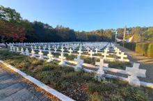 Ekshumacje poległych w forsowaniu Odry rozpoczęto już w kwietniu 1945 roku. Dziś leżą w tych mogiłach, z których część to groby zbiorowe