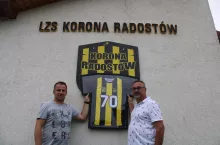 Prezes LZS Korona Radostów Krzysztof Rosa (w okularach) i trener Grzegorz Michoński są dumni z historii klubu i pewni jego przyszłości
