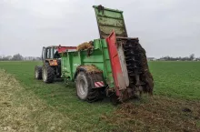 Rozwożenie obornika na polu