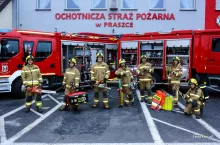 Od lewej: prezes Janusz Jarząb, Adrian Dzikowski, Jakub Wester, wiceprezes-naczelnik Rafał Juszczak, Krzysztof Tobiś, Dominika Pawlica, zastępca naczelnika Bartosz Kotarski