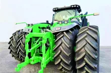 Traktor porusza się na ośmiu kołach o rozmiarze 650/85R38