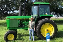 Zdobywca 1. miejsca - Tyler Billings z Teksasu i jego odnowiony John Deere 4440 z 1980 roku.