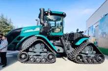 Chiński Lovol wprowadza przegubowy ciągnik gąsienicowy wzorując się na Case IH Quadtrac.