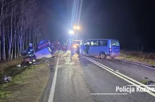 Po zderzeniu ciągnik rolniczy wywrócił się na bok.