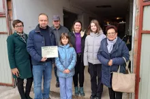 Na zdjęciu od lewej: kierowniczka działu skupu OSM Głuchów Karolina Antonkiewicz, Marcin Traczyk, Marian Traczyk, Anna, Edyta i Izabela Traczyk oraz prezes OSM Głuchów Teresa Jędraszek. Rolnicy jako wyróżniajacy się dostawcy otrzymali bon na zakupy artykułów rolniczych w serwisie działającym przy mleczarni.