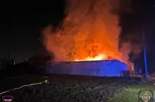 Wewnątrz znajdował się m.in. sprzęt rolniczy i płody rolne.