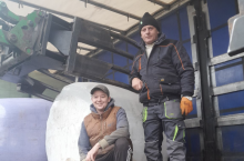 Załadunkiem sianokiszonki na transport z pomocą zajęli się od lewej: Marcin Jankowski (syn Dariusza, jednego z rolników, którzy ofiarowali paszę) oraz Tadeusz Sieński