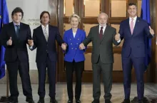 Ursula von der Leyen i przywódcy krajów Mercosur podczas szczytu w urugwajskim Montevideo, na którym doszło do sfinalizowania umowy UE-Mercosur