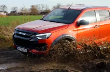 Do odległych pól często trzeba dojechać samochodem. I tu przydają się terenowe właściwości D-Maxa