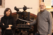 Agata i Dariusz przy jednej z maszyn drukarskich. Takich cacek w ich muzeum jest więcej