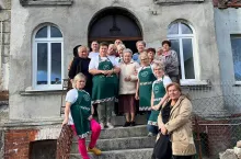 Członkinie koła w pamiątkowym zdjęciu z dawną nauczycielką, która uczyła wiele z nich. Zdjęcie było wzorowane na takim samym sprzed niemal pół wieku, z młodą nauczycielką i jej uczniami